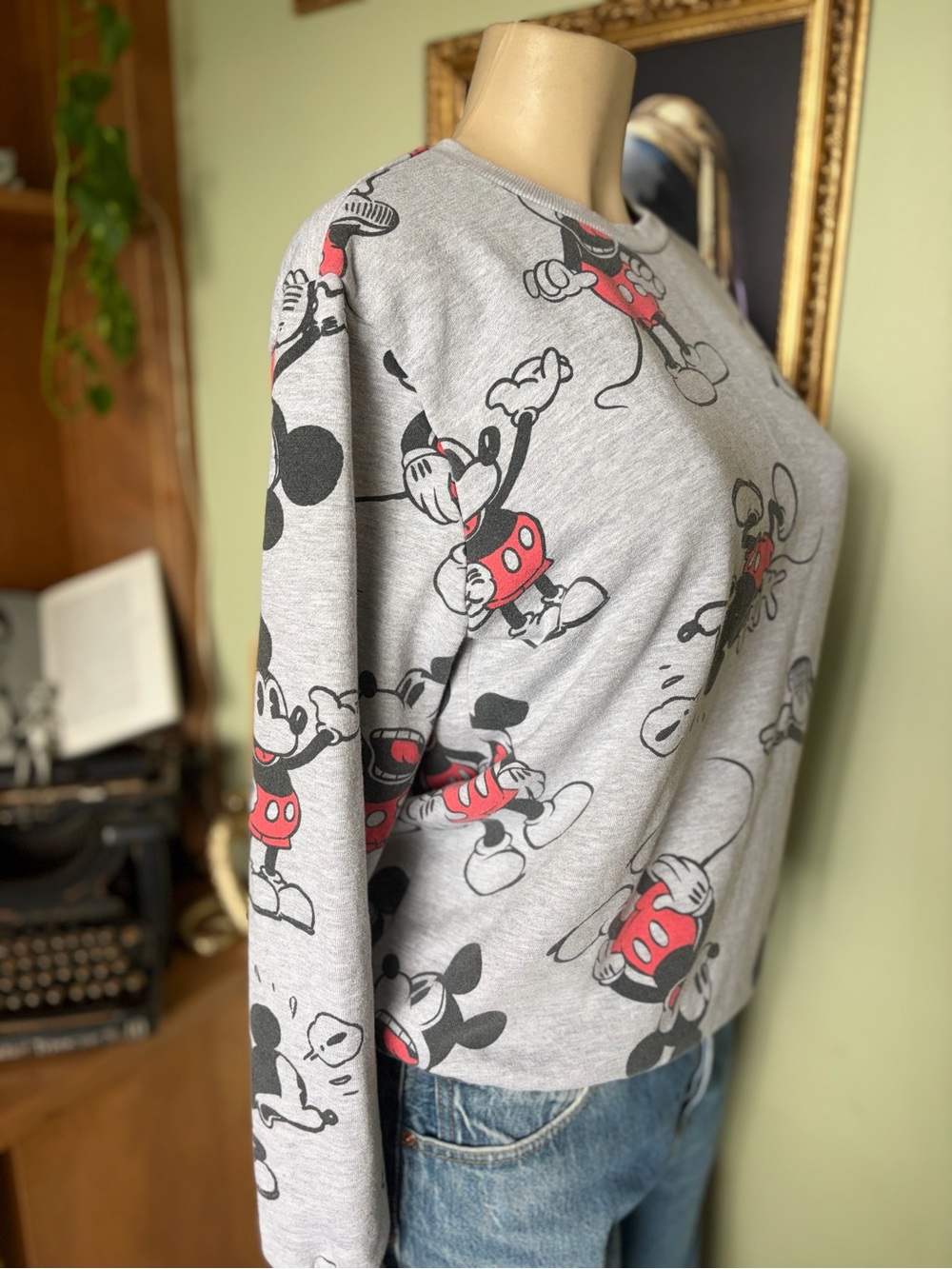 Disney Gray Mickey Mouse Graphic Sweatshirt Woman’s Size M Classic Athleisure